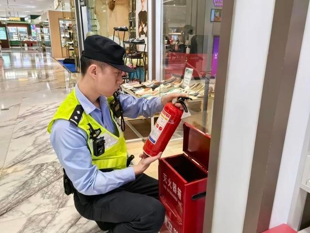 国庆期间，长宁警方如何保障市民的安全与出行？  第3张
