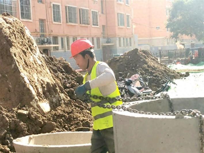 56 岁建设者朱晓春：国庆假期默默奋战，把老旧小区改出新面貌  第1张