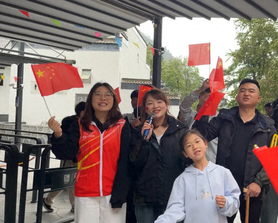 国庆假期，95 后青年职工程梦婷用歌声传递爱国情怀