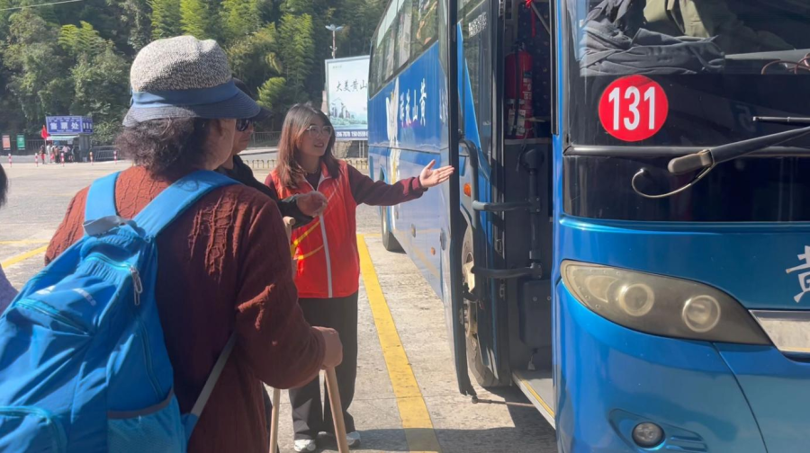 国庆假期，95 后青年职工程梦婷用歌声传递爱国情怀  第2张