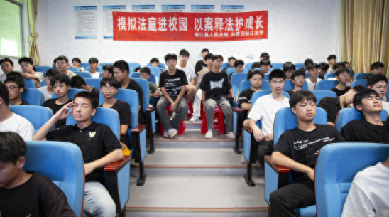 模拟法庭进校园，60 名学生零距离感受司法审判的庄严与神圣