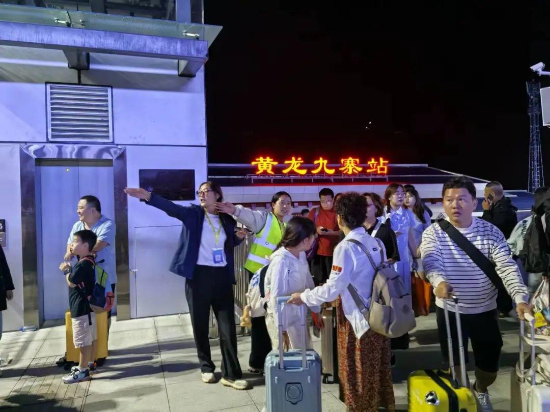 国庆假期，阿坝交通人坚守岗位，只为你畅行无忧  第3张