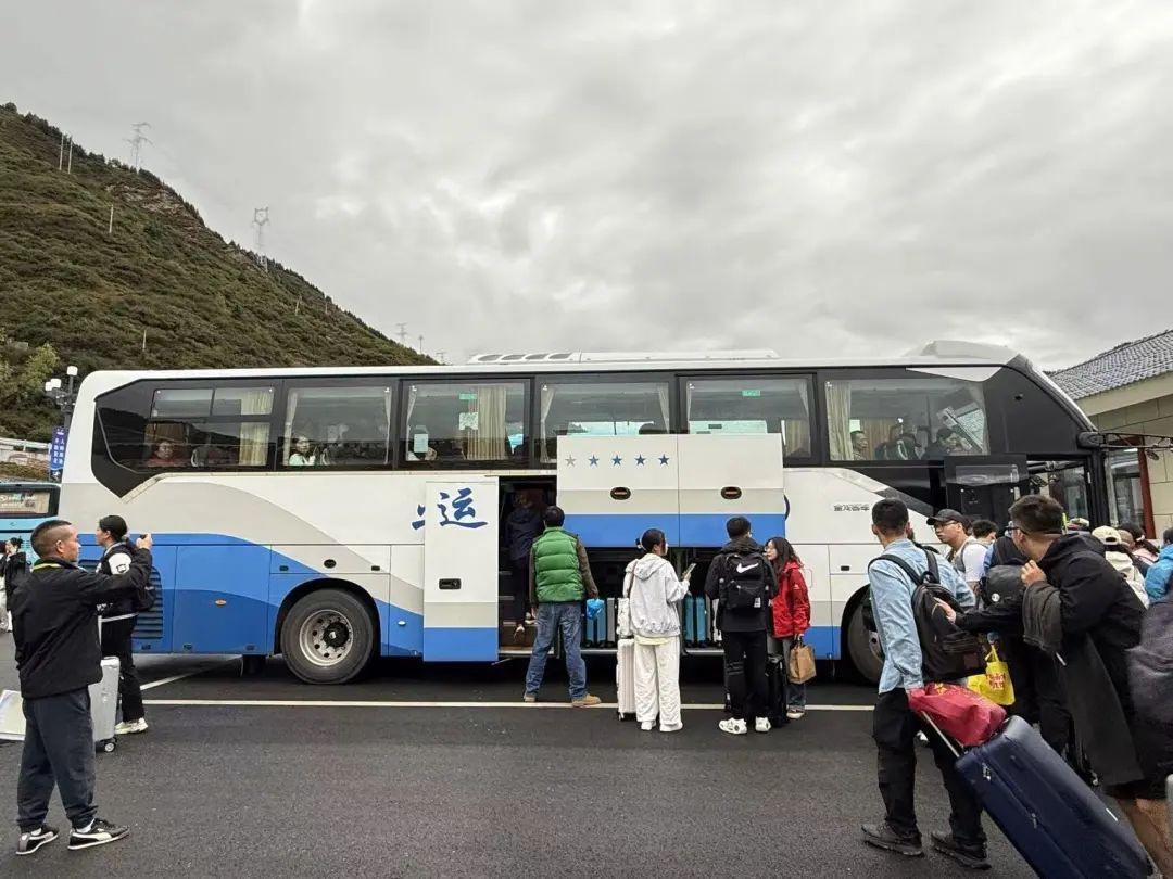 国庆假期，阿坝交通人坚守岗位，只为你畅行无忧  第4张