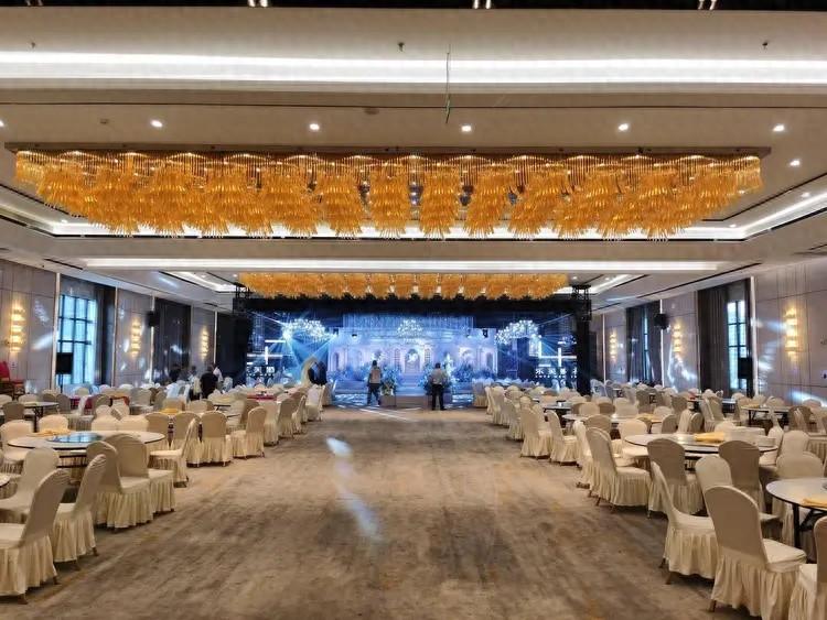 十一婚宴消费带火海鲜市场，帝王蟹价格跳水，有人 7 天入账 200 万元