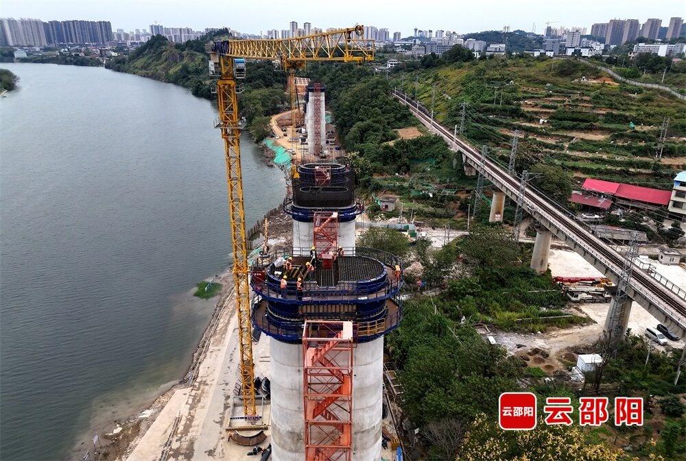 中铁四局承建的首个空心墩柱成功封顶，邵永铁路建设取得重要阶段性成果  第2张