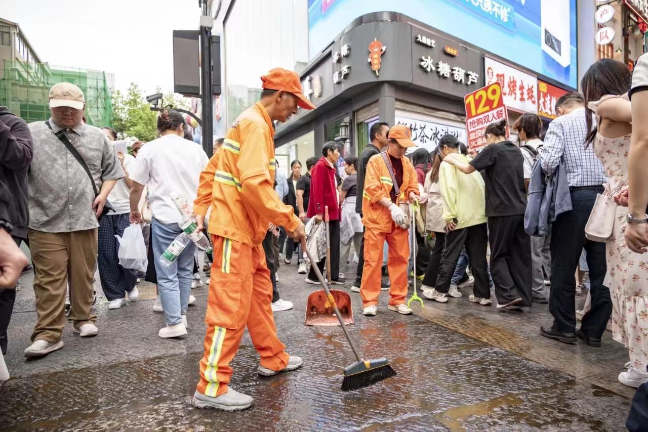 国庆期间武汉城管部门全力保障城市环境，你感受到了吗？  第3张