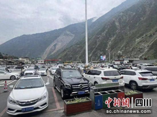 国庆出行高峰，都汶高速绵虒服务区全力保障旅客安全出行  第1张