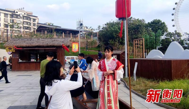 国庆假期尾声，衡阳回雁峰平沙落雁广场为何依然人流不断？  第6张