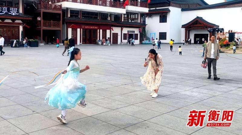 国庆假期尾声，衡阳回雁峰平沙落雁广场为何依然人流不断？  第8张