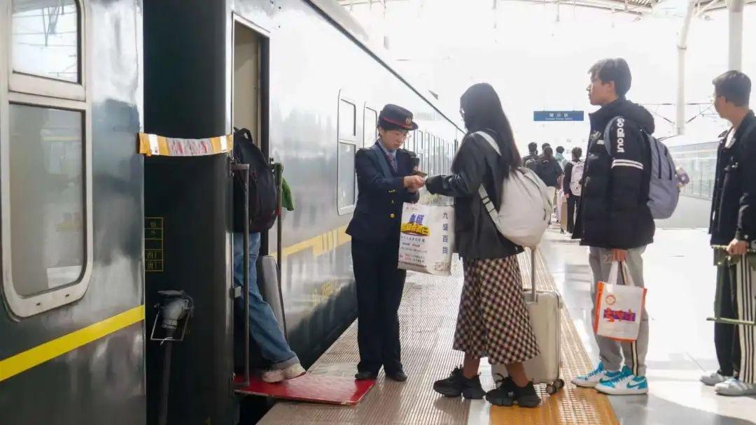 国庆假期圆满落幕，银川客运段运送旅客 93.27 万人次，你贡献了多少？  第3张