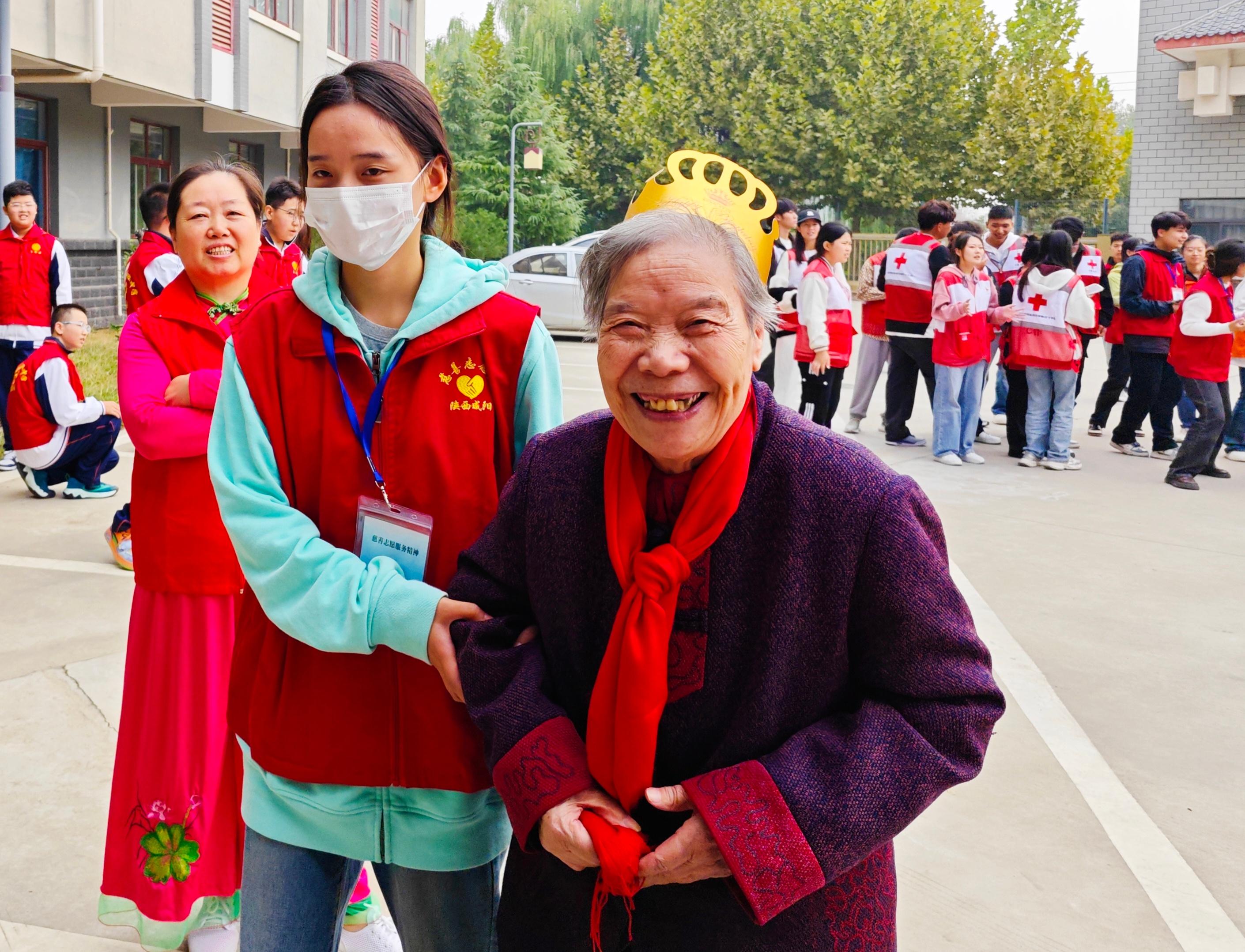 99 名志愿者走进敬老院，为 80 余位老人带来重阳节慰问品  第2张