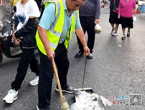 国庆期间，城市美容师们放弃休假，只为守护城市的美丽  第2张