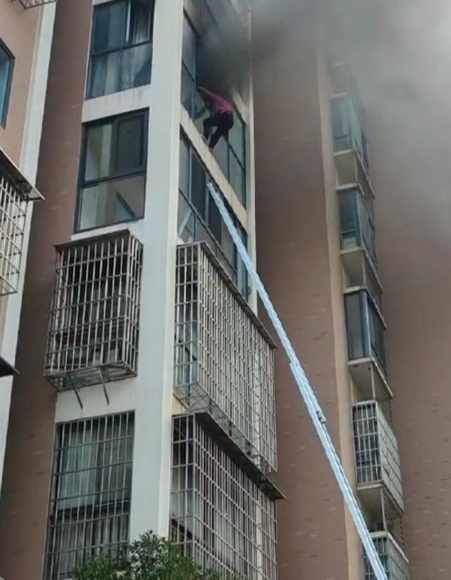 突发！长沙一小区发生火灾，女子被困阳台，消防紧急救援  第2张