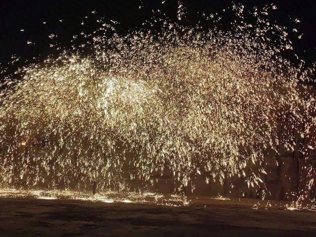 中国式浪漫！家庭农场里的铁花盛宴，点亮乡村之夜  第1张
