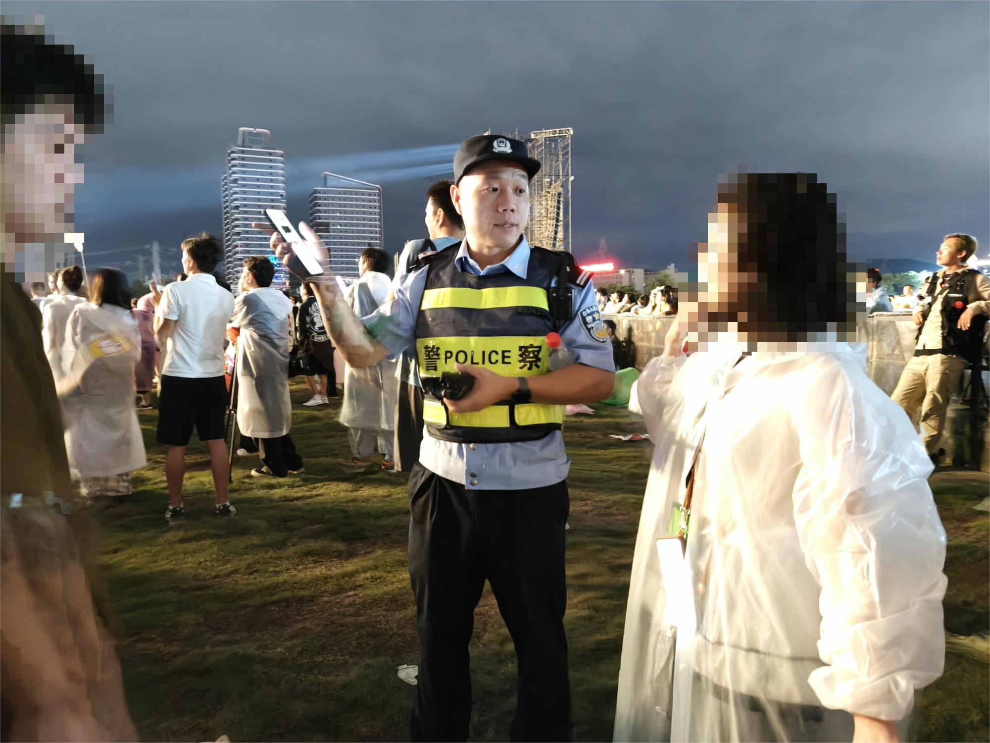 国庆安保不打烊！警察蓝守护平安，筑牢安全防线  第2张