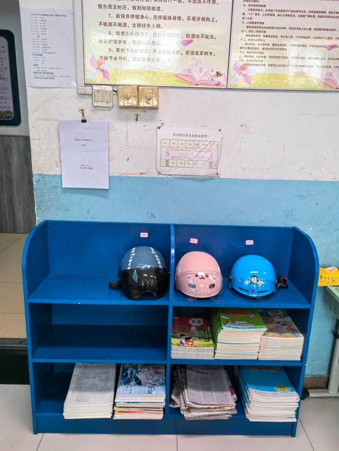 集贤里小学出新招，63 名学生家长骑电动车接送孩子竟全部自觉戴头盔  第1张