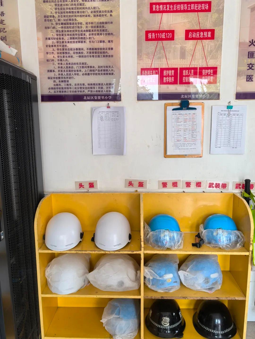 集贤里小学出新招，63 名学生家长骑电动车接送孩子竟全部自觉戴头盔  第2张