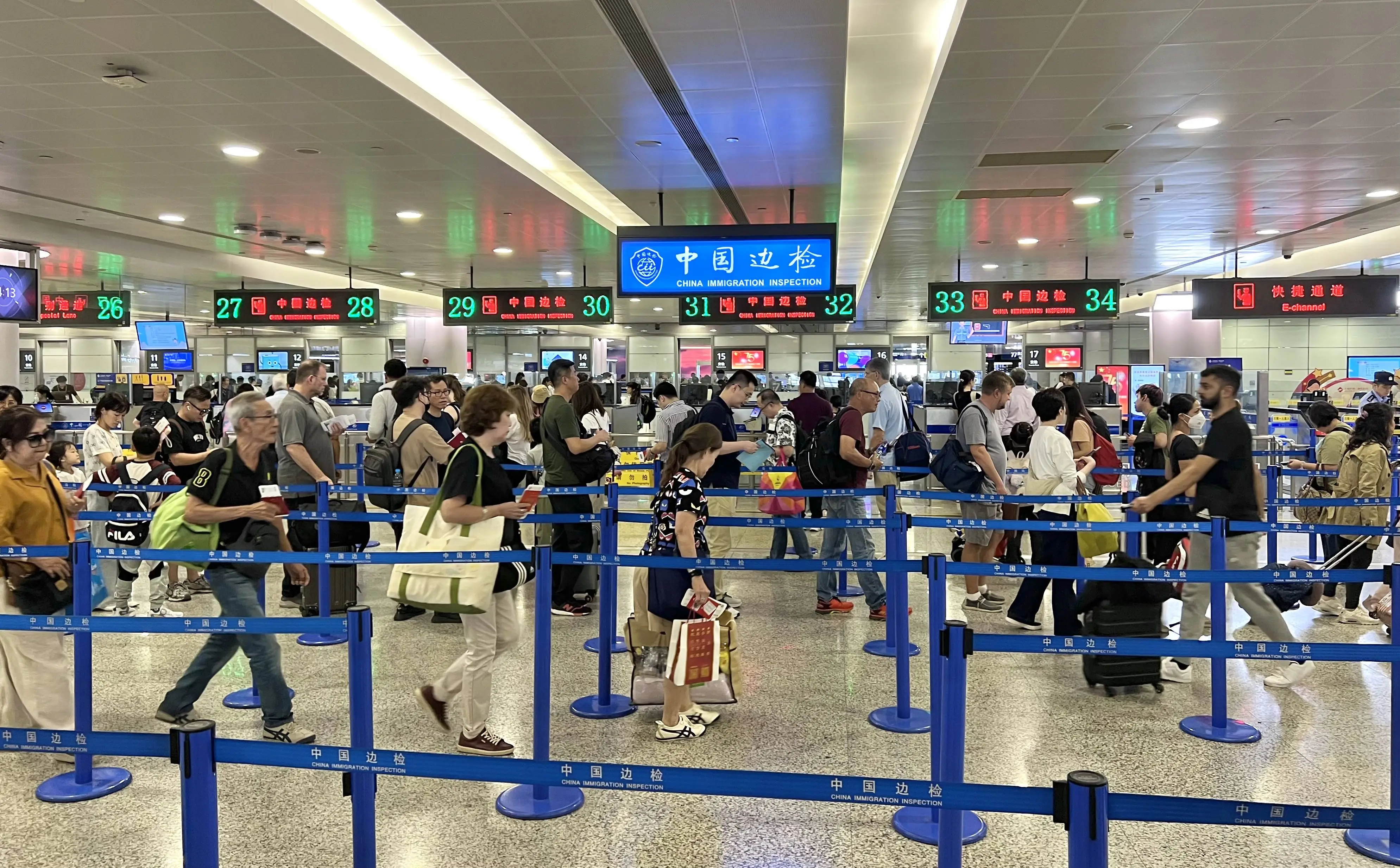 国庆假期上海口岸出入境人员超 73 万，你贡献了多少？