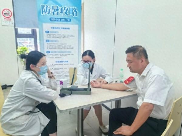 公交驾驶员的健康谁来守护？巴士四公司工会送医上门，传递关爱  第1张