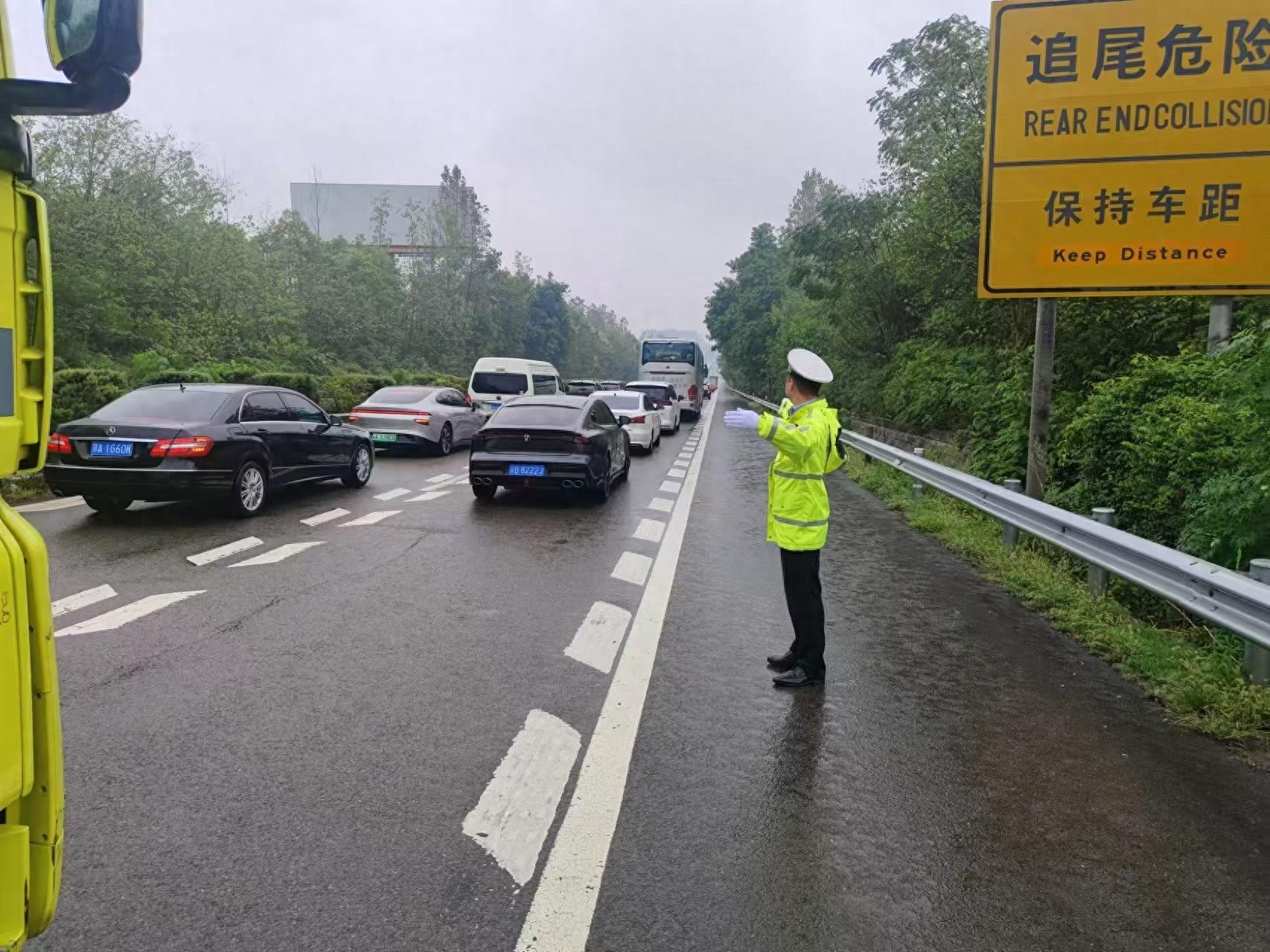 国庆返程高峰，重庆高速交警 1258 人次日夜奋战，确保道路畅通  第1张