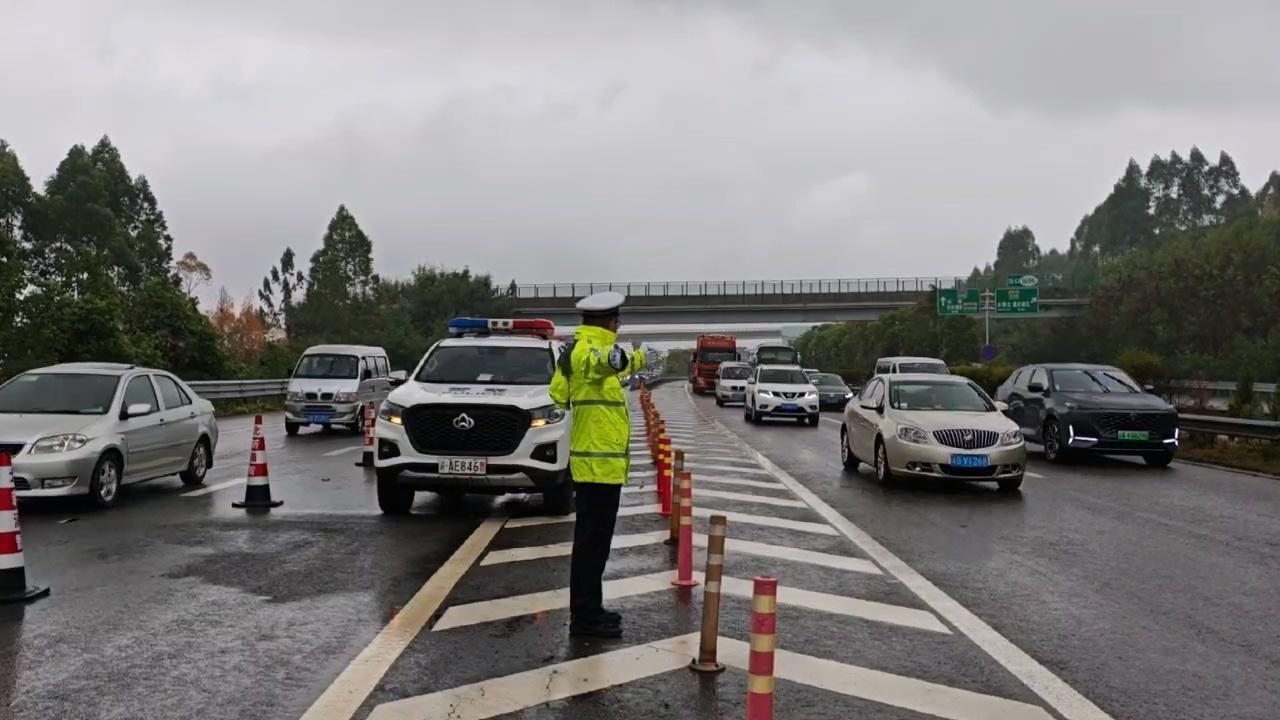 国庆返程高峰，重庆高速交警 1258 人次日夜奋战，确保道路畅通  第2张