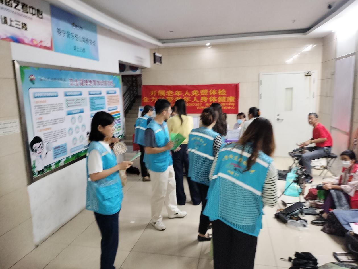 兴隆街道苍山路社区开展便民志愿活动，现场提供免费理发修伞等服务，居民赞不绝口  第2张