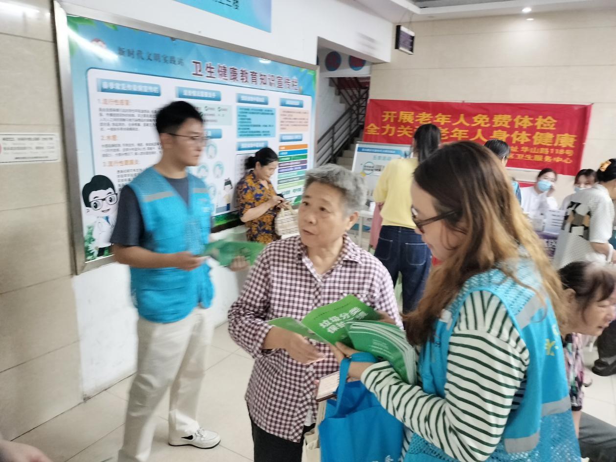 兴隆街道苍山路社区开展便民志愿活动，现场提供免费理发修伞等服务，居民赞不绝口  第3张