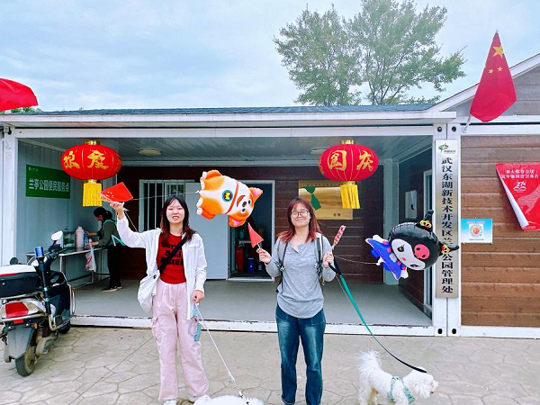 武汉兰亭公园国庆氛围浓，万面国旗飘扬成壮观风景线  第2张