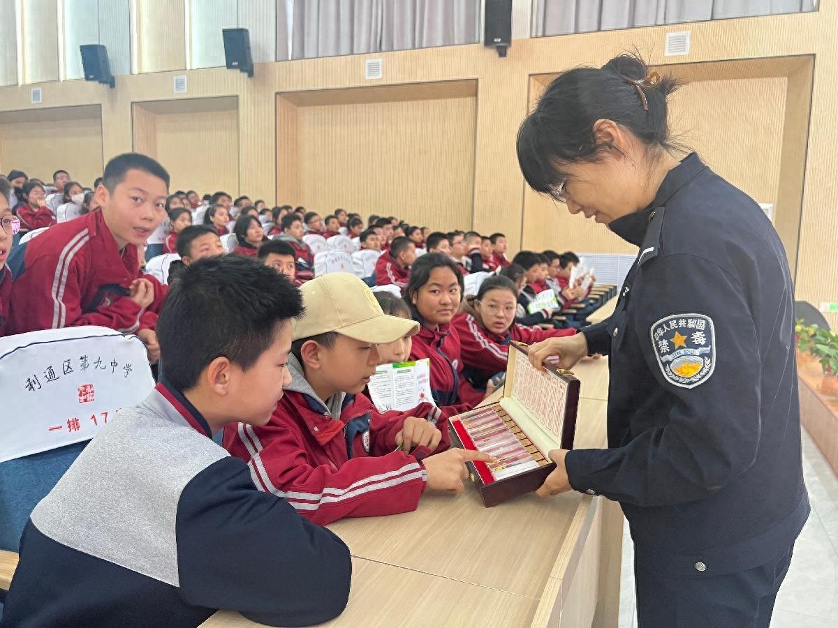 宁夏利通区禁毒办进校园，用真实案例震撼学生心灵  第1张