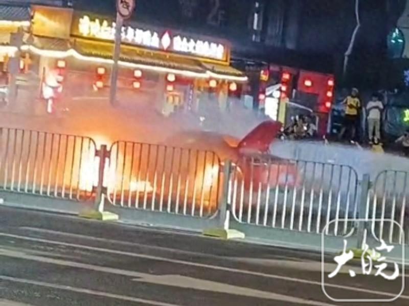 保时捷轿车深夜街头起火燃烧，究竟为何？  第1张