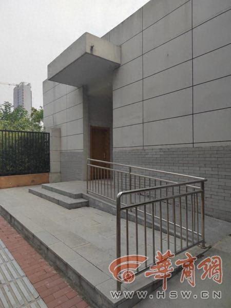4 年了！小学门口公厕为何一直不开放？家长苦不堪言  第1张