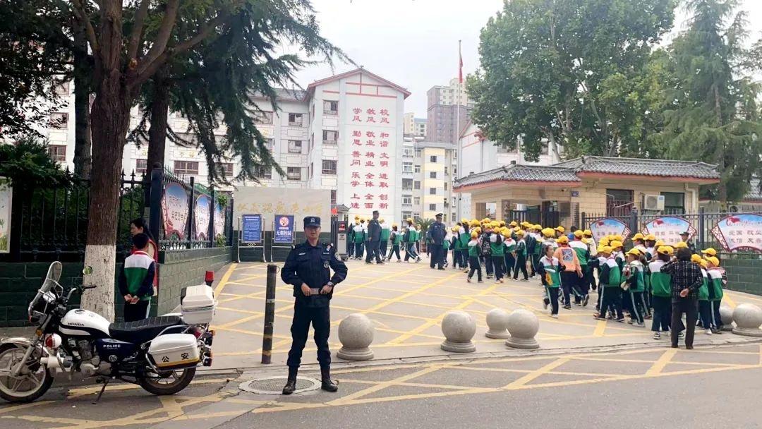 节后第一天，甘肃公安护校安园行动：守护校园安全，保障师生平安  第4张