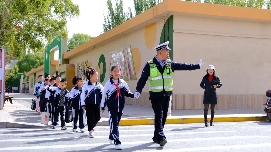节后第一天，甘肃公安护校安园行动：守护校园安全，保障师生平安  第5张