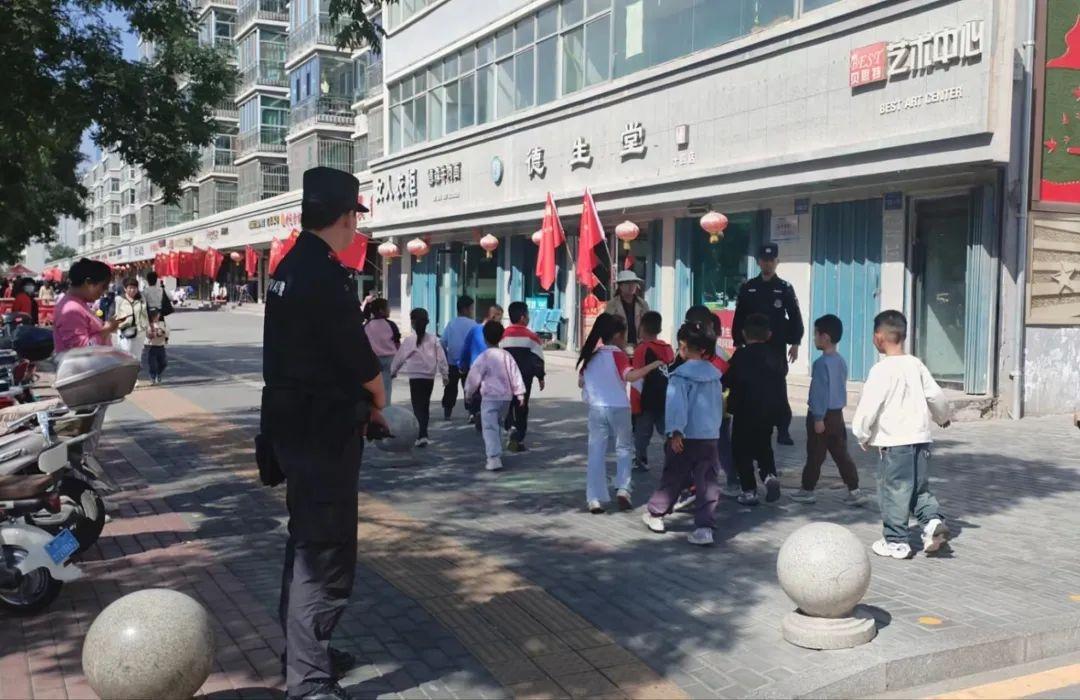 节后第一天，甘肃公安护校安园行动：守护校园安全，保障师生平安  第7张