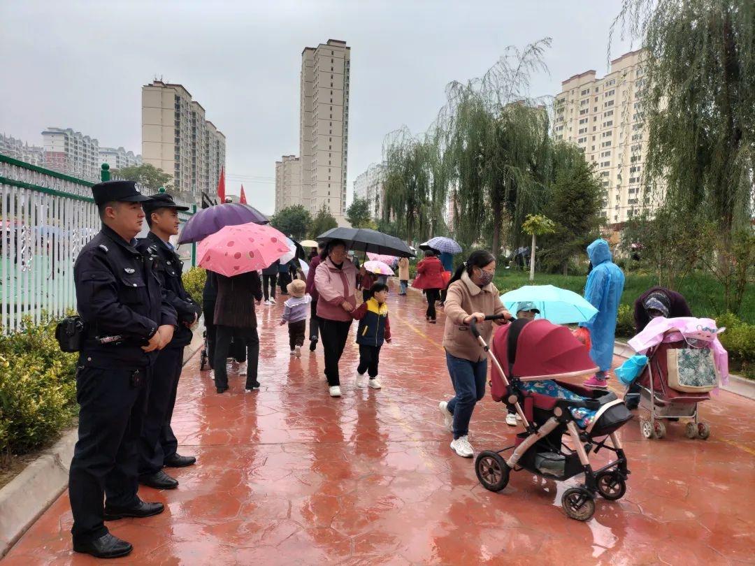节后第一天，甘肃公安护校安园行动：守护校园安全，保障师生平安  第8张