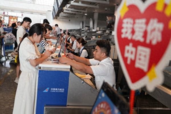 国庆假期湖北民航运输旅客 90.7 万人次，同比增长 7.9%，你贡献了多少？  第1张
