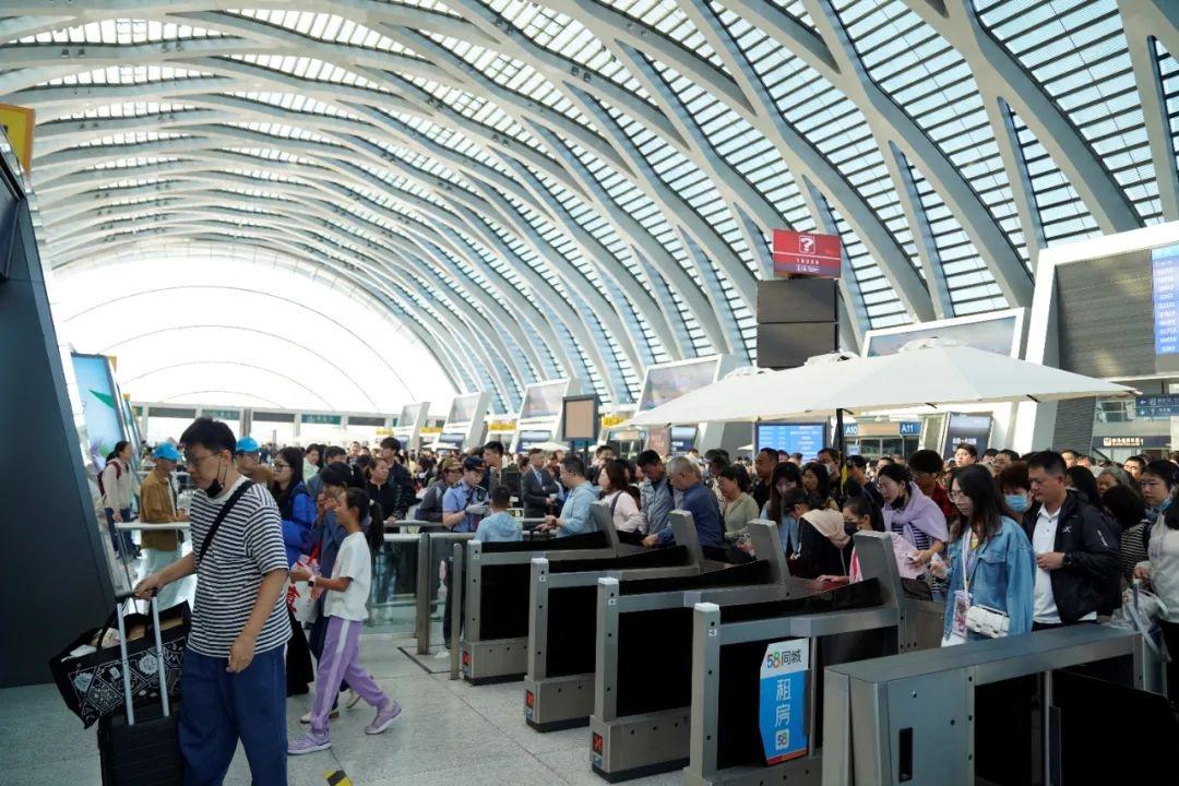 国庆假期，我市交通运输运行平稳有序，你贡献了多少人次？  第4张