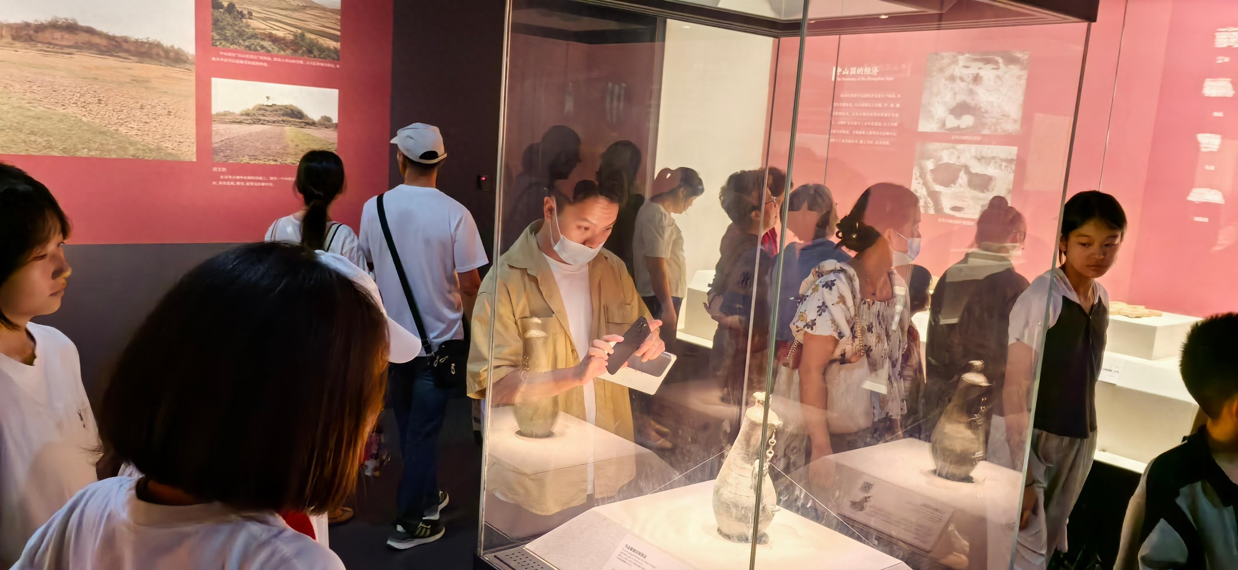 国庆假期深圳文化之旅有多火？接待读者近百万，销售额近 710 万