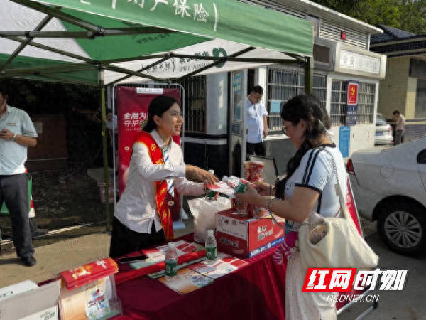 国寿财险国庆特别行动：高速路口的温暖风景线，你感受到了吗？  第1张