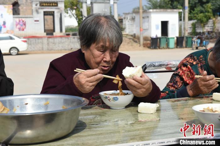 102 名 70 岁以上老人齐聚一堂，同吃爱心宴！这个重阳节，他们这样过  第5张
