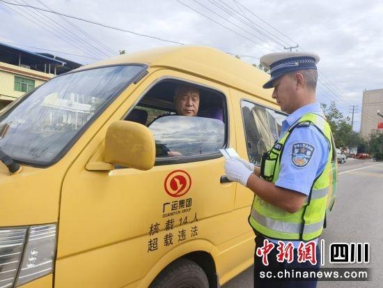 国庆假期四川高速通行总流量上升，拥堵缓行、事故频发！你还敢出门吗？  第2张