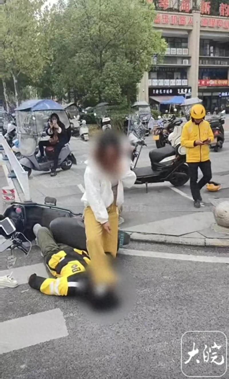 重庆一女子当街脚踩外卖小哥头部并殴打，原因竟是……  第1张