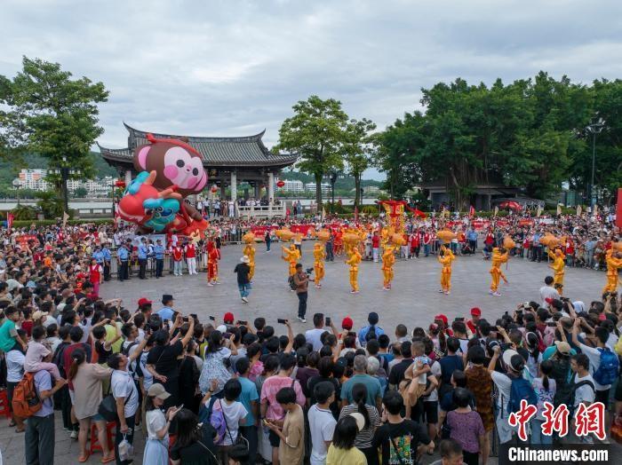 2024 年国庆假期，广东侨乡潮州府楼猴气模巡游，你去看了吗？  第2张