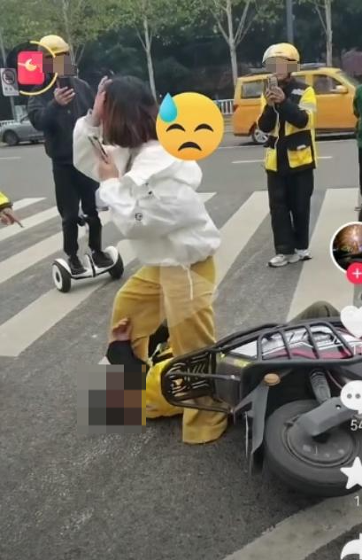 重庆一女子当街狠踩外卖骑手脸部，原因竟是……