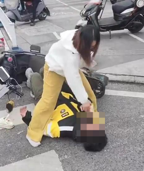 重庆一女子当街狠踩外卖骑手脸部，原因竟是……  第2张