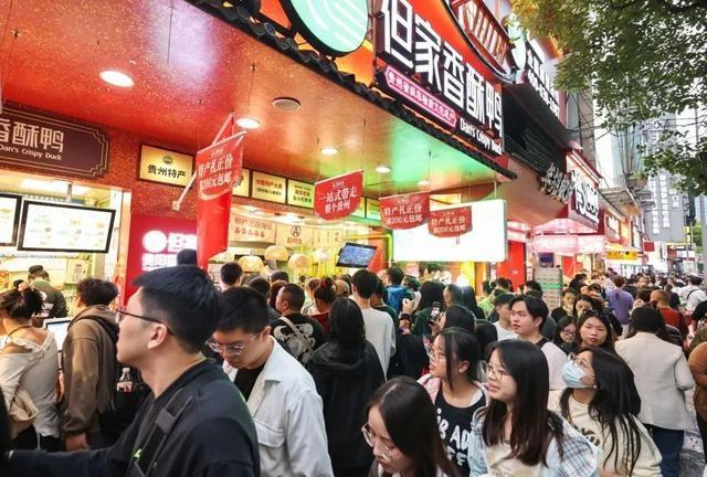 国庆假期云岩区接待游客超 124 万人次，旅游收入破 10 亿  第2张