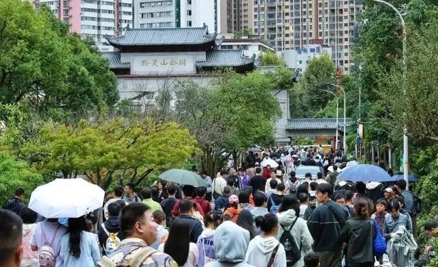 国庆假期云岩区接待游客超 124 万人次，旅游收入破 10 亿  第3张