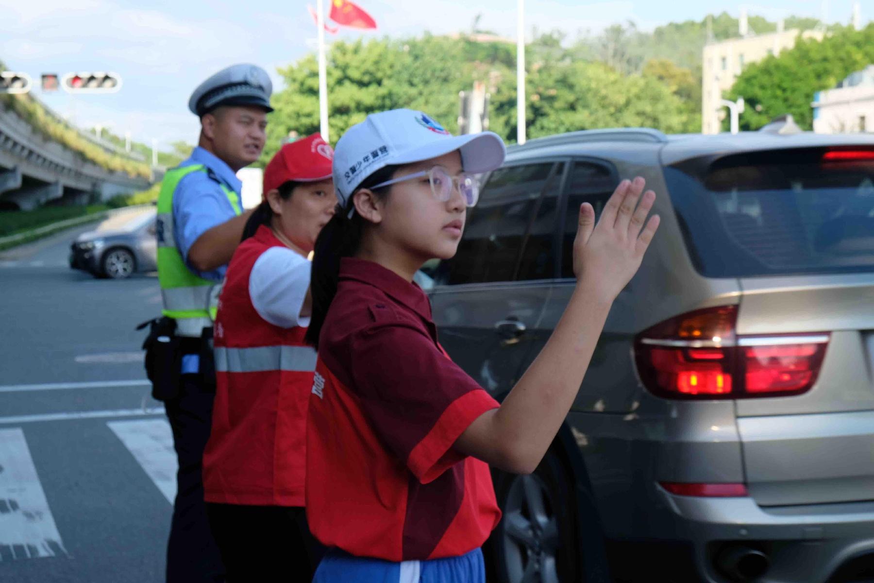 国庆期间，坪山交警大队组织少警队员开展交通疏导公益活动，你知道吗？  第3张