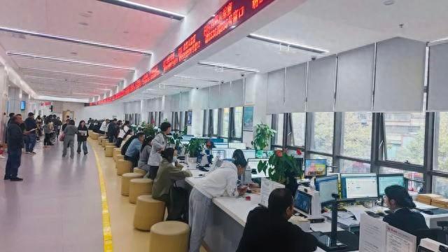 节后首个工作日，南明区政务服务中心用饱满热情打造优质服务  第1张