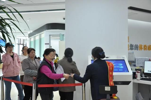 节后首个工作日，南明区政务服务中心用饱满热情打造优质服务  第3张